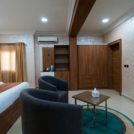 Phoenicia Suites Wupa Bagian luar foto