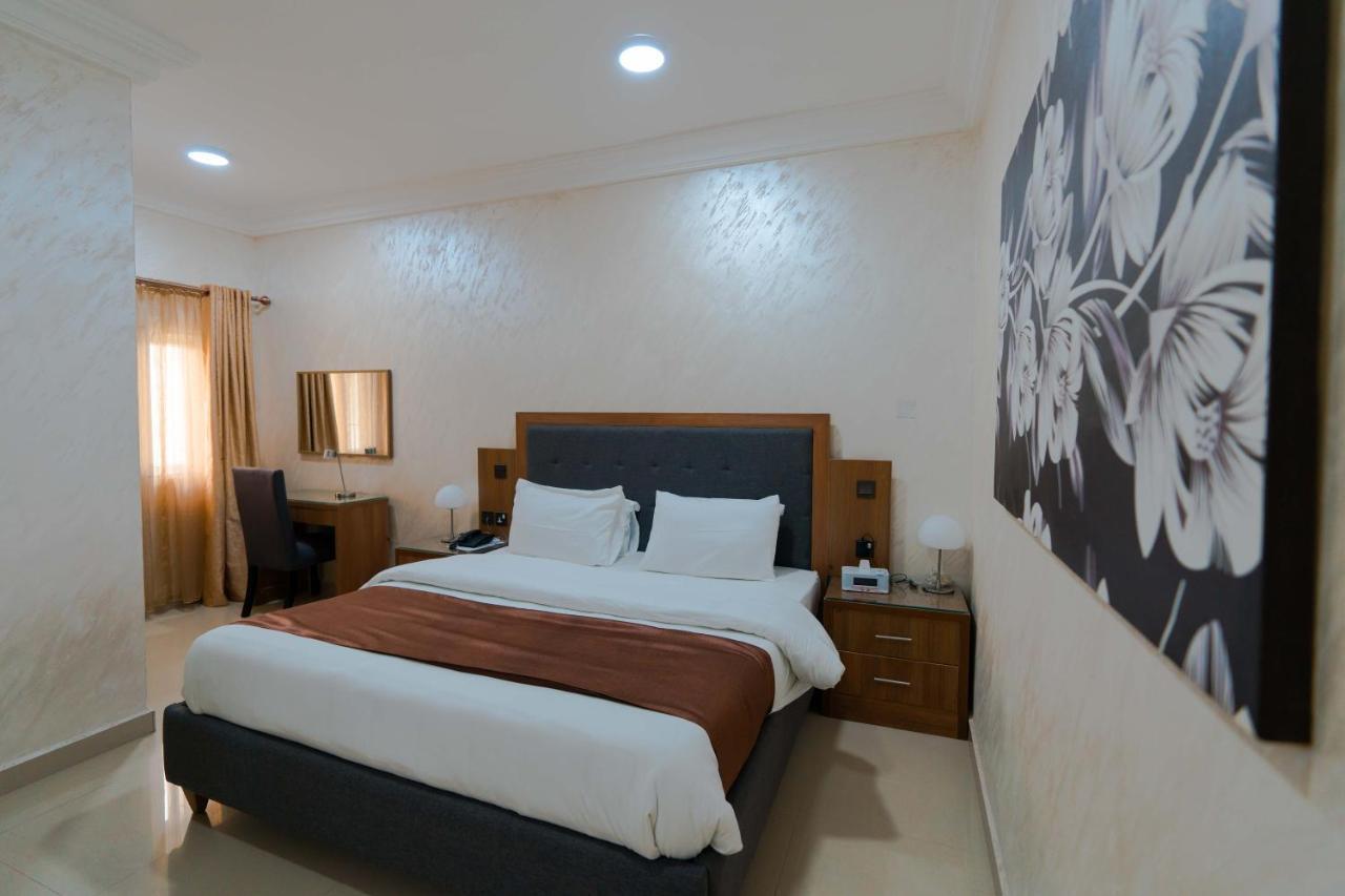 Phoenicia Suites Wupa Bagian luar foto