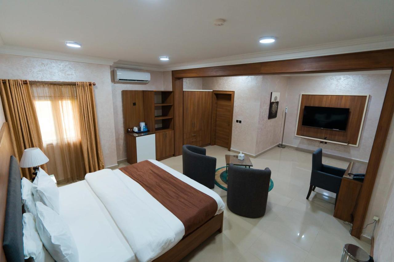 Phoenicia Suites Wupa Bagian luar foto