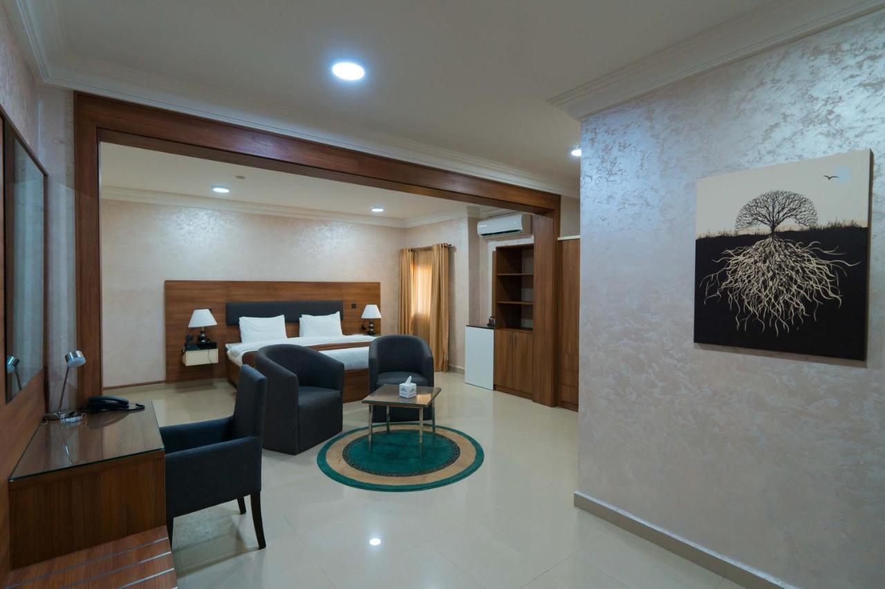 Phoenicia Suites Wupa Bagian luar foto