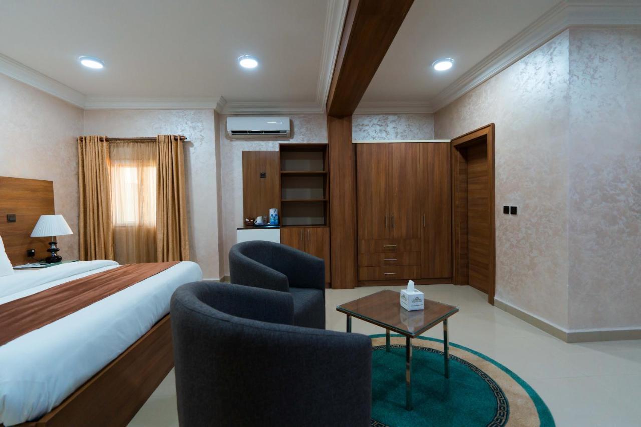 Phoenicia Suites Wupa Bagian luar foto